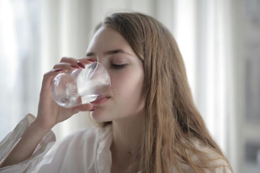 普段よりもこまめに摂り、1日2Lを目安に水分補給をすることが望ましい