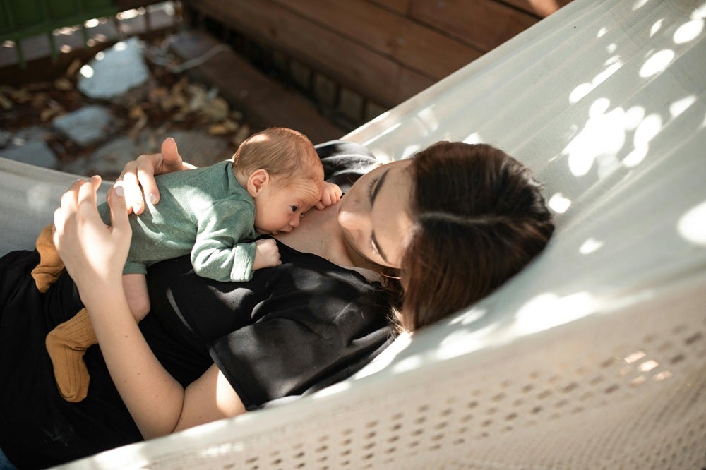 母乳を与えることで「免疫物質が与えられている」「スキンシップが取れる」などの安心感が得られ、ミルクを与えることで「栄養不足や母乳不足」などの心配が払しょくできる