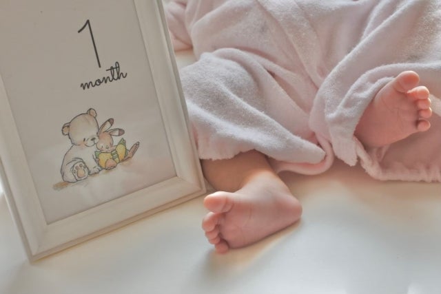 新生児期は胃の容量が小さいため、授乳間隔は2~3時間おきであることが多いです。