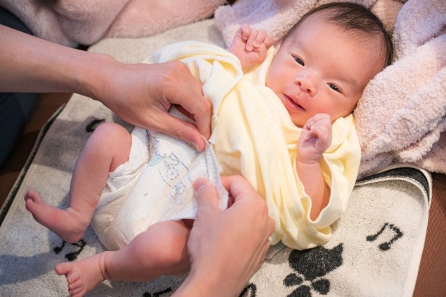 おしっこやうんちが少ない場合は、母乳やミルクが足りていないサインです。