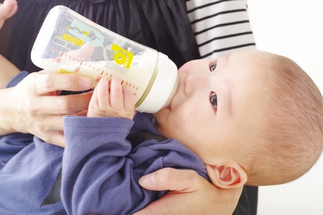 まずは母乳をあげてみて、赤ちゃんがまだ満足していない様子であれば、ミルクを足してあげましょう。