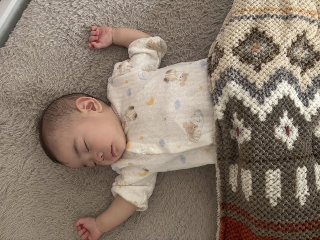 赤ちゃんが寝ている時に起こして授乳するかどうかは、赤ちゃんの月齢や体重の増え方、健康状態などによって異なります。