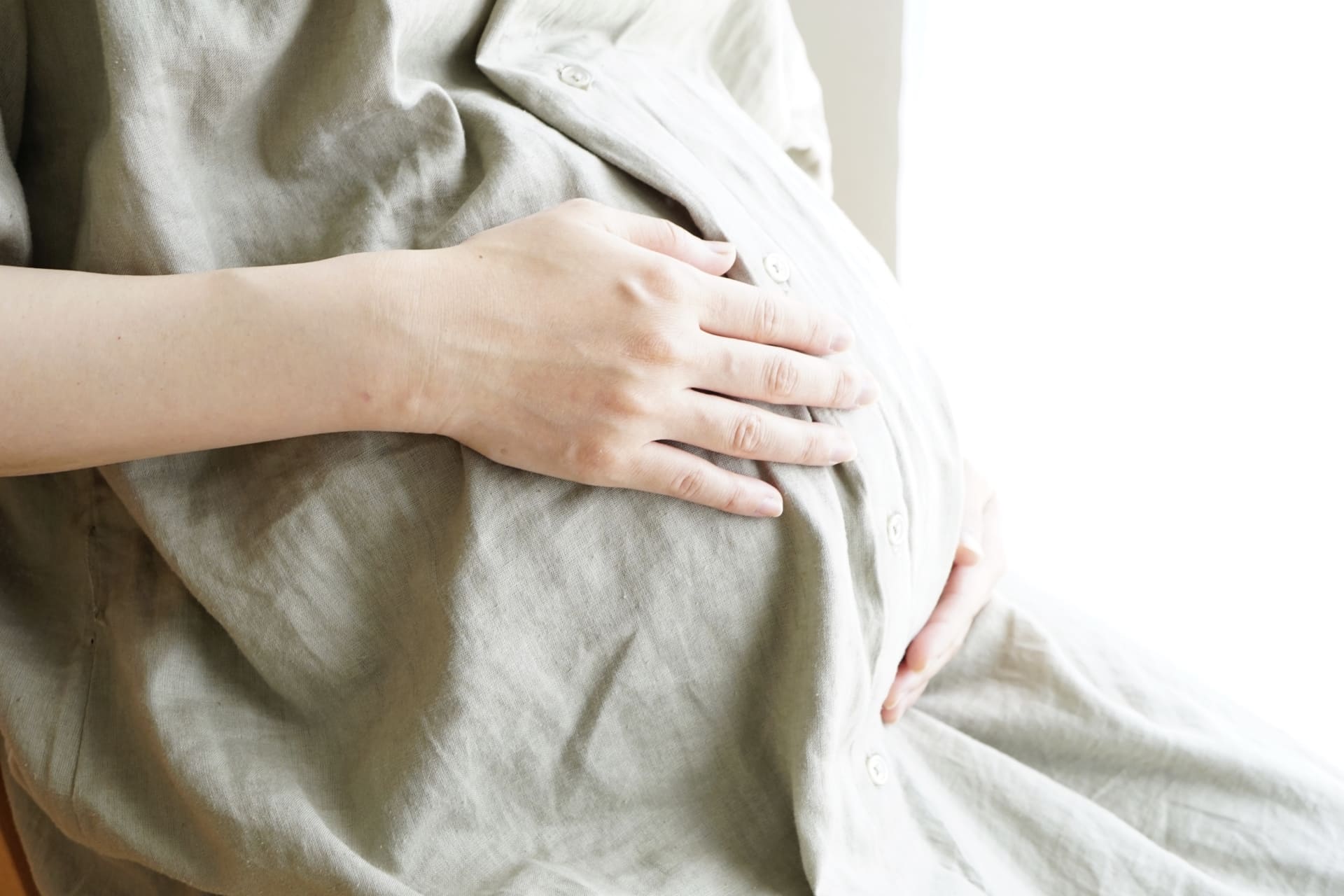 妊娠後期の赤ちゃんの動きや胎動の感じ方を紹介