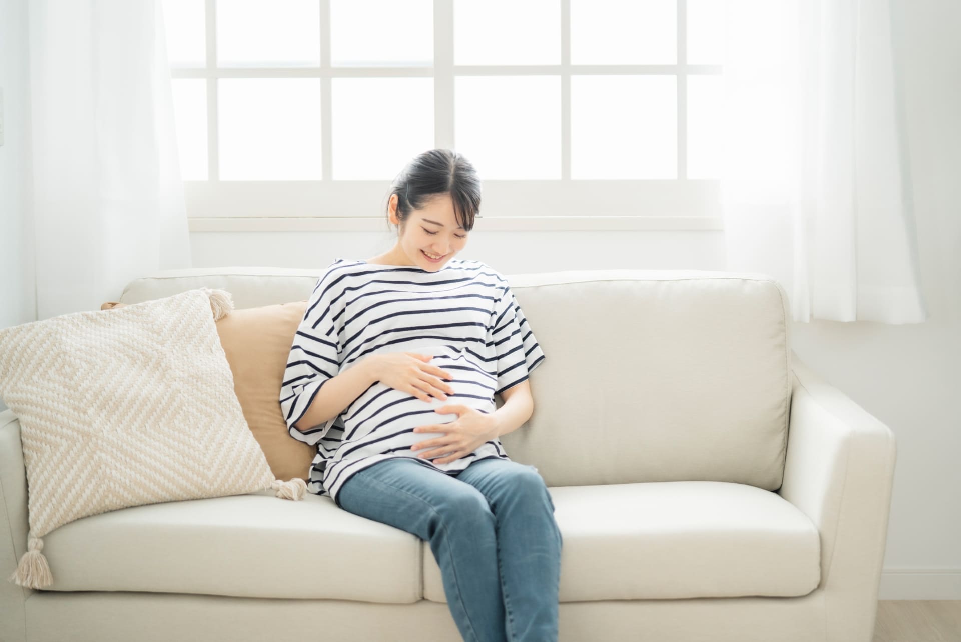 胎動の始まる時期には個人差があるが、徐々にはっきり感じられるようになるもの。焦らず見守ることが大事