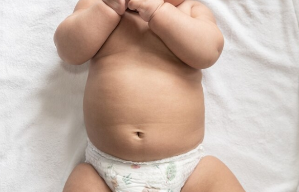 お腹をやさしくマッサージすることで赤ちゃんの腸の動きを助け、便秘の解消にもつながります