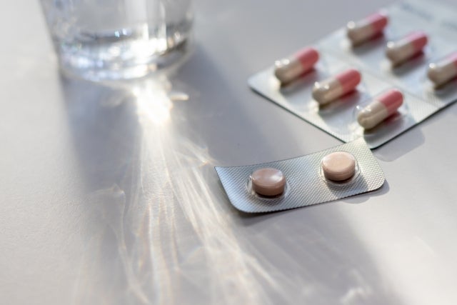 シート入りの錠剤とコップに入った水
