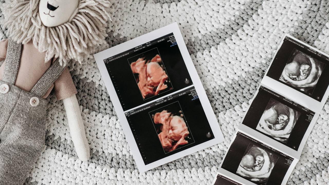 妊娠中に医療脱毛や光脱毛を控えたほうがいいとされる理由のひとつが、赤ちゃんへの影響が完全にないと言いきれないことにあります。
