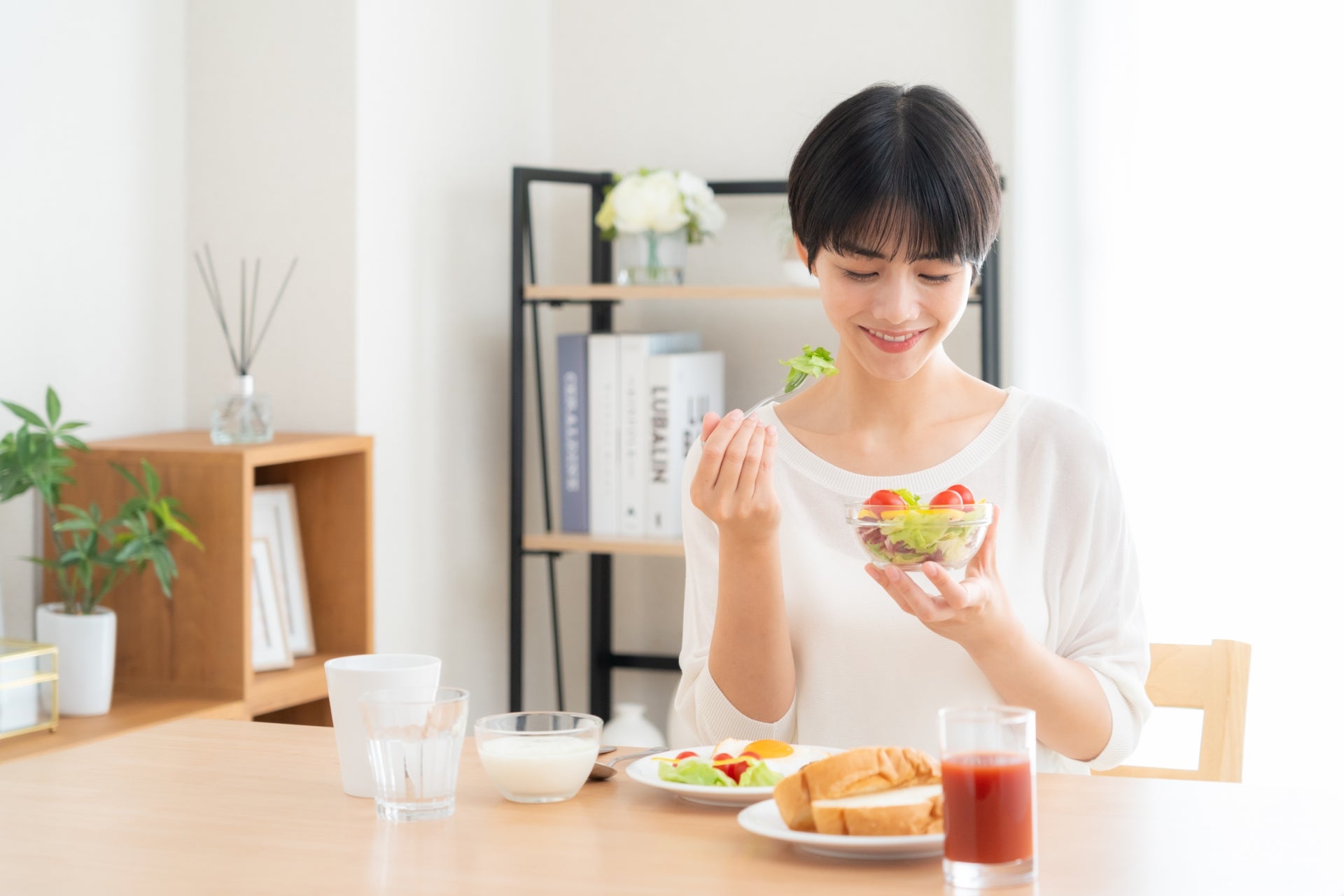 妊活中はなるべく自然なものを口にしたいと思う人は多いはず。しかし厚生労働省ではサプリでの葉酸摂取を推奨しています。本当に妊活中の葉酸は食事だけでは足りないのかについて解説していきます。