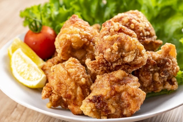 皿に盛り付けられた唐揚げ
