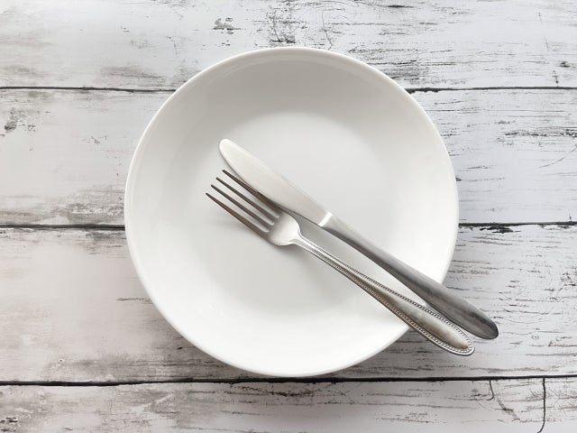 白い皿の上に置かれたスプーンとフォーク