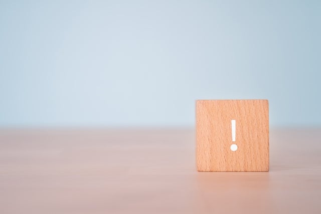 びっくりマークが書かれた木製ブロック