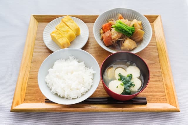 食事のときに血糖値が上がらないようにするためには、食物繊維の多く含む食品を食べる・GI値の低い食品を選ぶ・食べる順番を工夫する