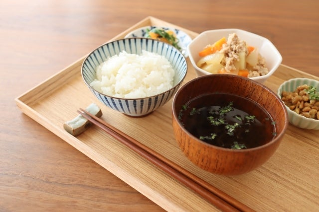 木製トレイに整えられたバランスの良い食事