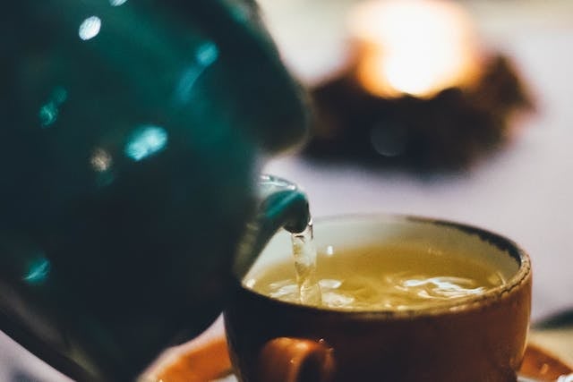 妊娠中の緑茶は、500mLのペットボトル1本、マグカップ2～3杯程度が目安です。