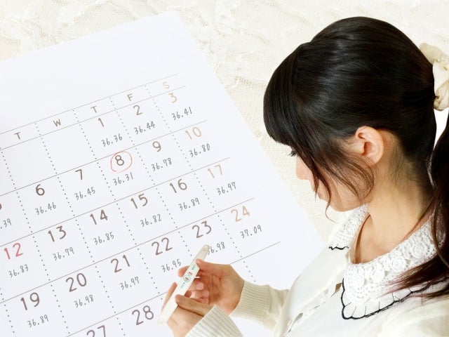 高温期が続いて妊娠検査薬を使うのを悩んでいる女性のイメージ写真