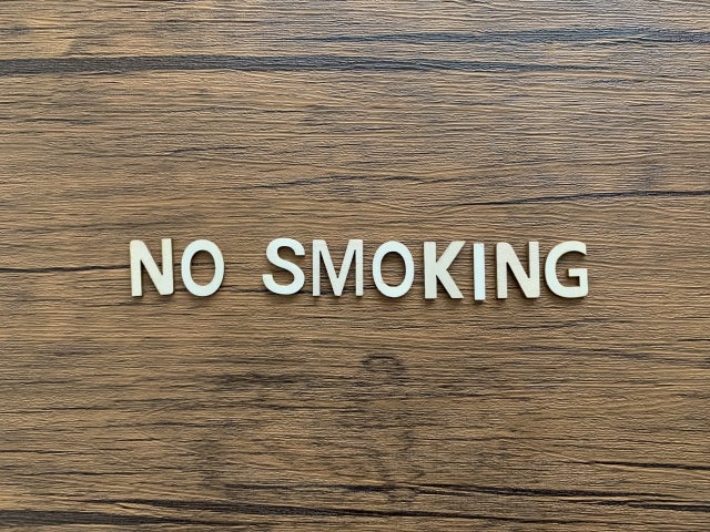 木目に描かれた「NO SMOKING」