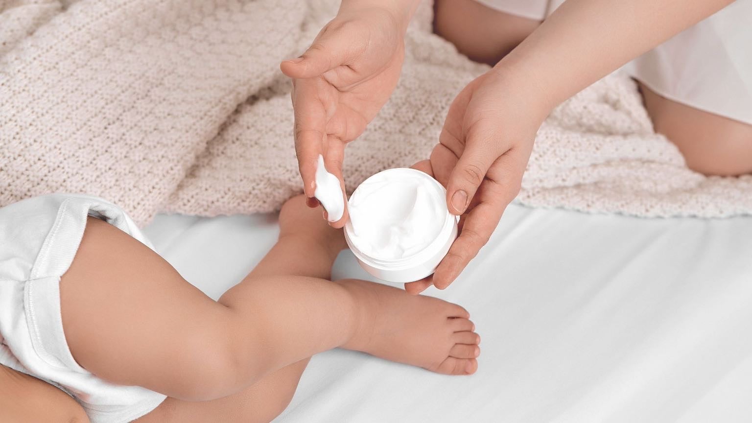 乳児湿疹のケアはしっとりと保湿することが大切です