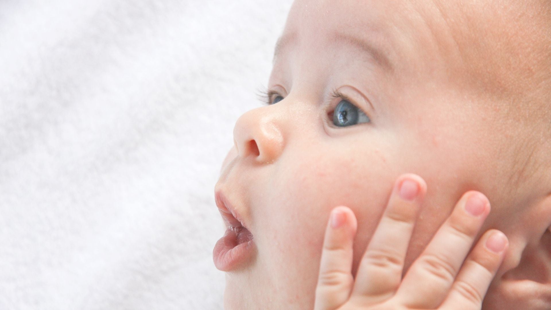 赤ちゃんの顔のプツプツは乳児湿疹？