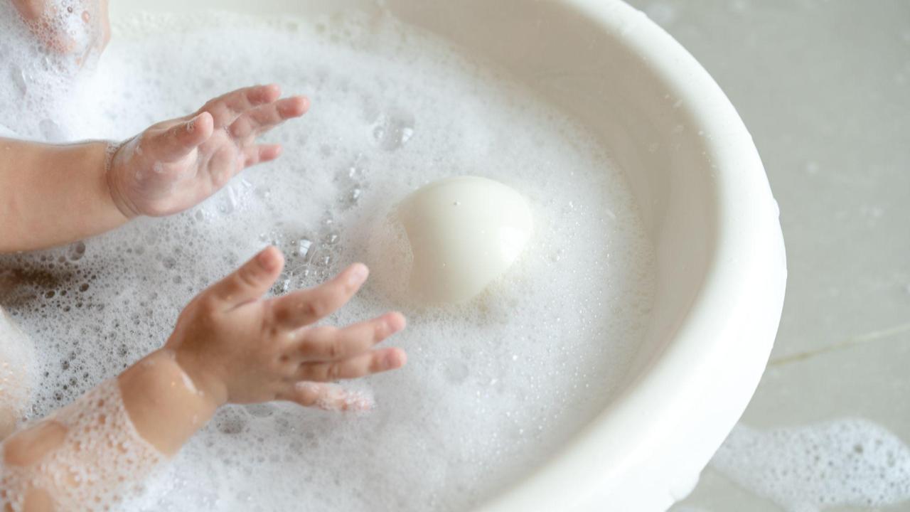 乳児湿疹の肌を清潔に保つ基本は、毎日の沐浴や入浴でのやさしい洗浄です。