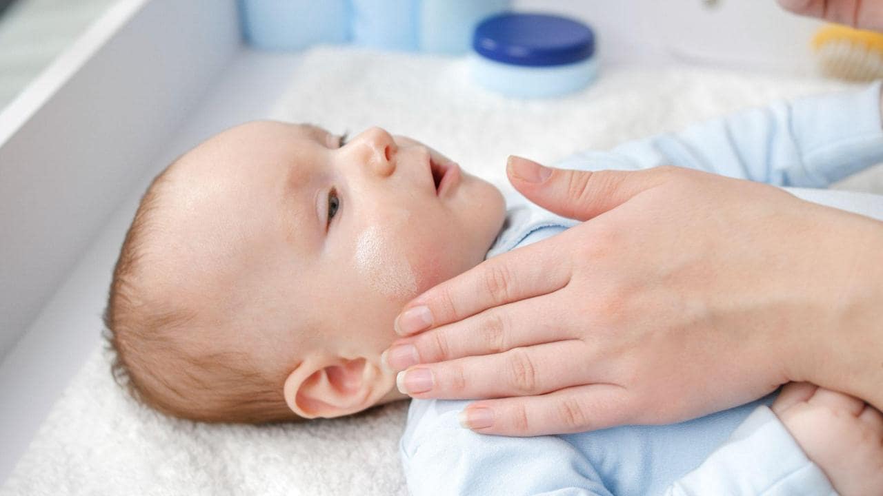 赤ちゃんの肌はお風呂上がりがいちばん乾きやすいタイミング。保湿は「できるだけ早く」が基本です。