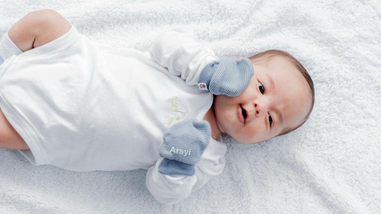 保湿剤は、手のひらで少しあたためてから、やさしく広げるのがコツ。