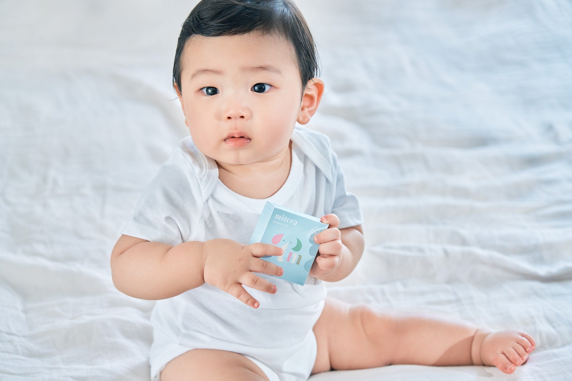 mitera organics ベビーソープは、羊水に含まれる10種のアミノ酸と、胎脂に含まれるスクワランが、赤ちゃんのお肌をやさしく包み込みます。