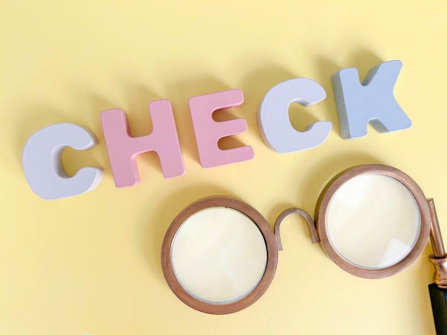 「CHECK」のブロックとメガネ