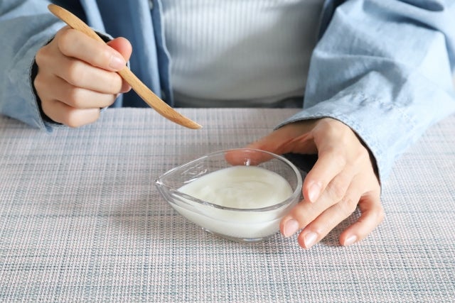 ヨーグルトを食べる人の手元