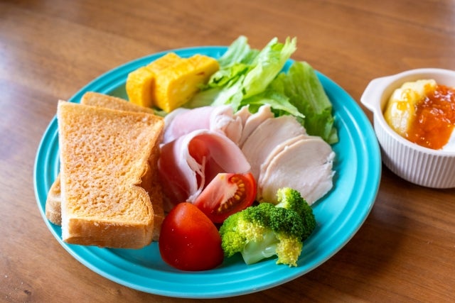 サラダと食パンとヨーグルト