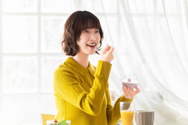 朝食にヨーグルトを食べる人