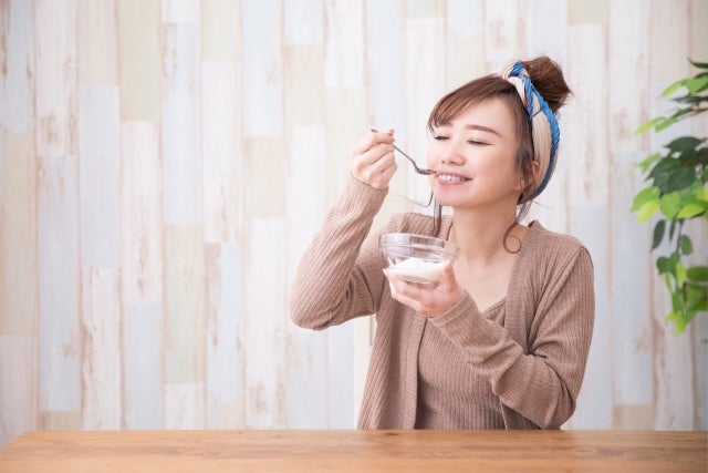 ラクトフェリンは、乳由来のたんぱく質の一種です。母乳に多く含まれていることで知られていますが、牛乳や涙、唾液などの体内分泌物にも存在しています。