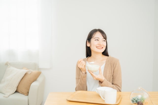 ラクトフェリンは、  生乳 ナチュラルチーズ ラクトフェリン配合の乳製品 から摂れますが、食事だけで十分な量を安定して摂ることは簡単ではありません。無理をして特定の食品に偏るよりも、自分の生活に合った方法を選ぶことが大切です。