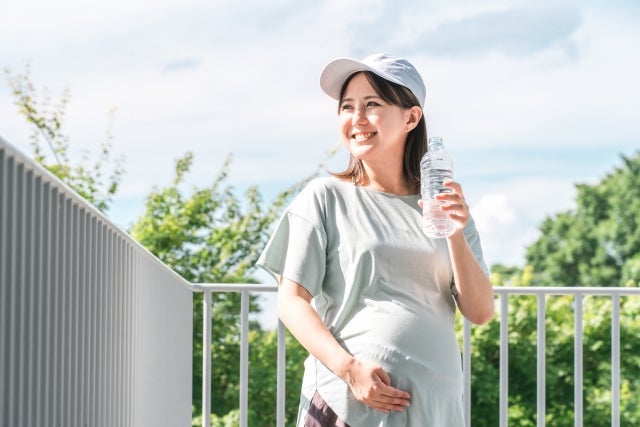 運動は血行を促進して、腸の動きをサポートしてくれます。また、体を動かすことで気分がリフレッシュでき、出産の際の体力維持にも効果的です。転倒に注意して、お腹の張りや赤ちゃんの胎動にも気を付けましょう。