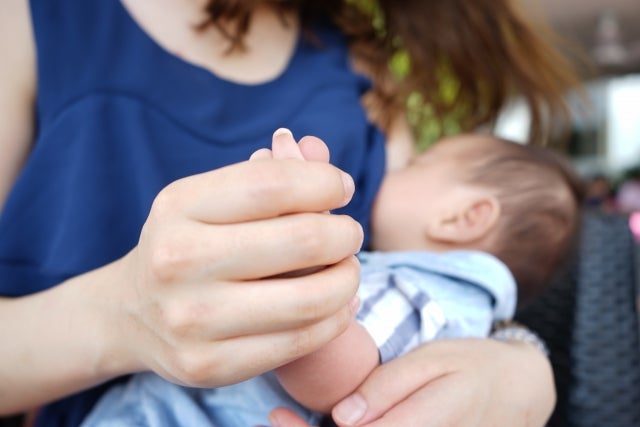 乳腺炎になりかけているときは、乳房の張りやしこり、痛み、微熱などのサインに早く気づくことが大切です。