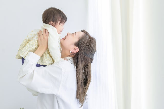 乳腺炎は、いくつかの原因が重なって起こることが多く、主に次の4つが関係しています。  ①母乳の詰まり（乳汁うっ滞）②抱き方や授乳姿勢③乳首の傷・細菌感染④疲れやストレス
