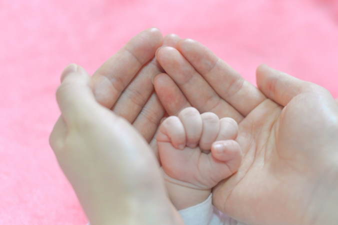 赤ちゃんの手に塗るクリームやオイルは、口に入っても大丈夫なものを使用しましょう