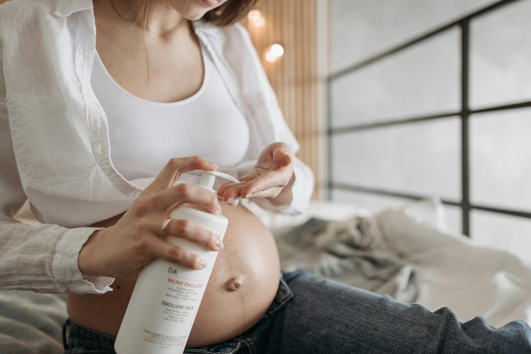 正中線を目立たなくするには、お腹の皮膚を保湿しお肌に潤いを与えることが大切