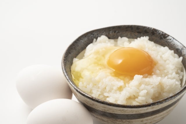 妊娠中は生卵の摂取によるサルモネラ菌食中毒にも要注意。