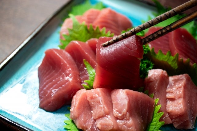 皿に盛り付けられたまぐろの刺身