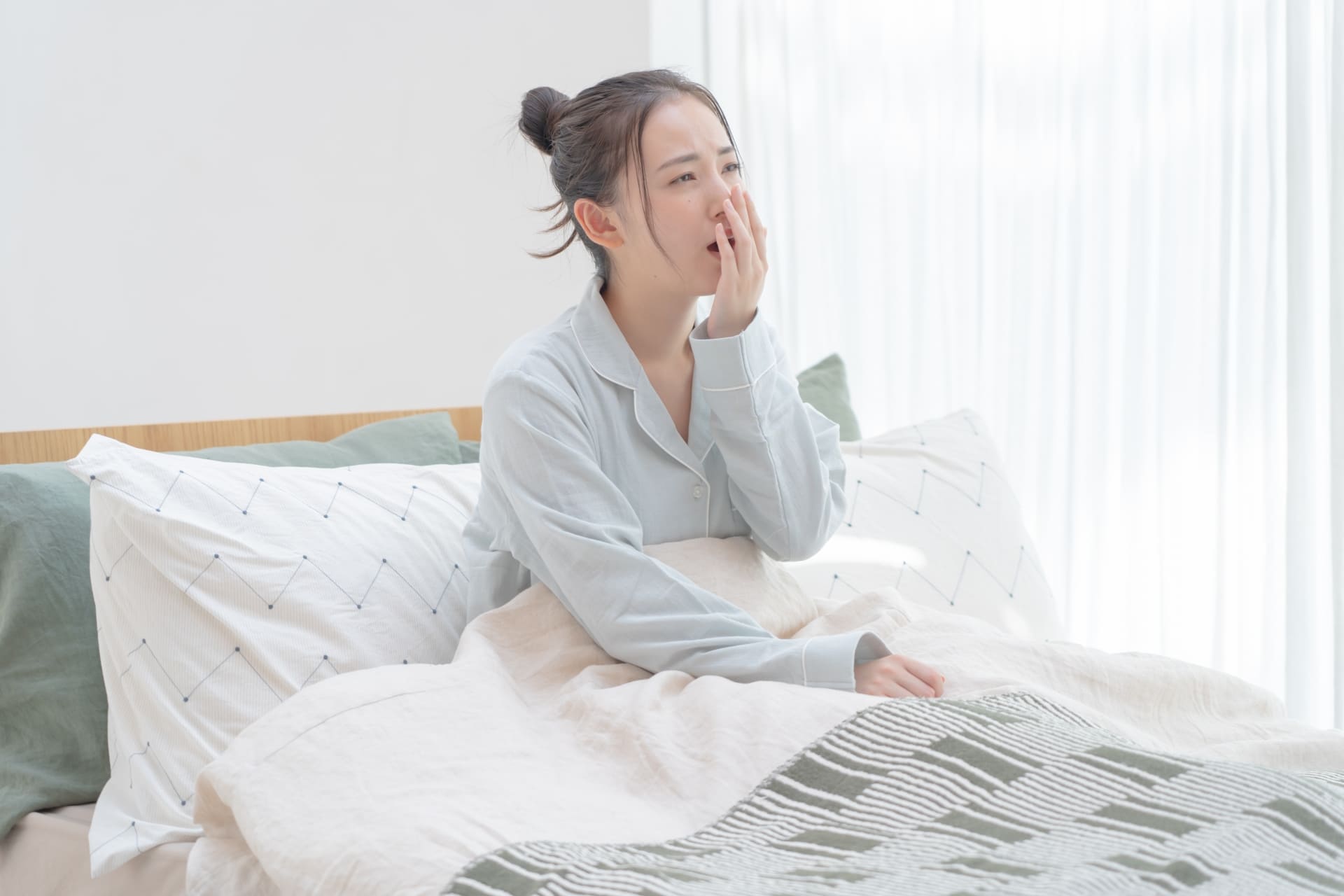 睡眠不足が続くとストレスホルモンの分泌が増えたり、自律神経が乱れやすくなったりすることで胃腸に不調が起こりやすい