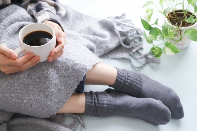 体を温めると、血行が促進して胃腸の働きがよくなるため、胃の不快感や吐き気の軽減につながるといわれています。レッグウォーマーなどの温活グッズや温かい飲み物を生活に取り入れましょう。
