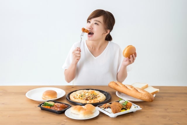 「食べていないとつらい」状態になるのが「食べつわり」です。吐きつわりは、胃が空っぽになると吐き気や胃のムカつきを感じるため、常にすぐに食べれるものを持ち歩くなどの対策をしていきましょう。
