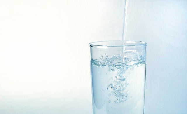 つわりが始まったときは、まず食事よりも水分を意識しましょう。吐き気が強く食事が思うように取れない時期に、水分まで不足すると脱水を起こしてしまいます。