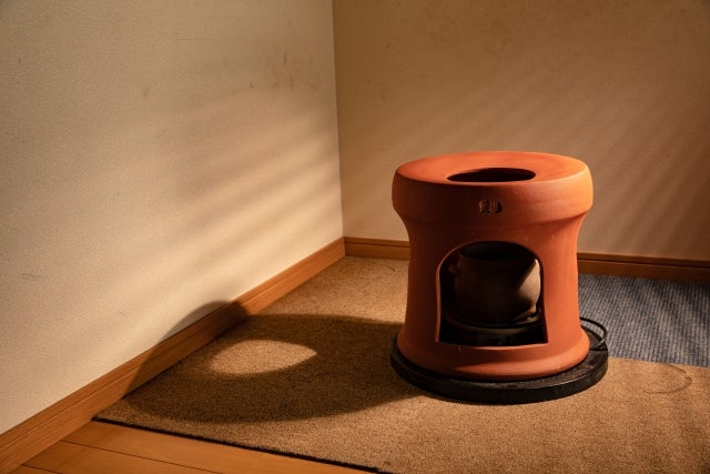よもぎ蒸しは専用の椅子に座り、よもぎを煮出した蒸気を下半身に当てる韓国発祥の温熱施術です。全身に温かさを感じられると同時に、大量の発汗も期待できます。
