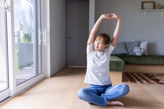 仕事や家事のスリム化に成功し、ゆっくりくつろぐ女性のイメージ写真