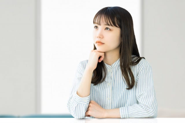 初産婦と経産婦の違いについて考える女性のイメージ写真