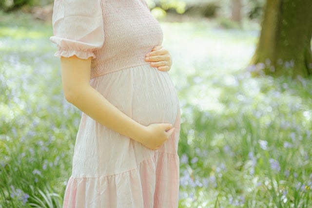 出産を楽しみにしている妊婦さんのイメージ写真