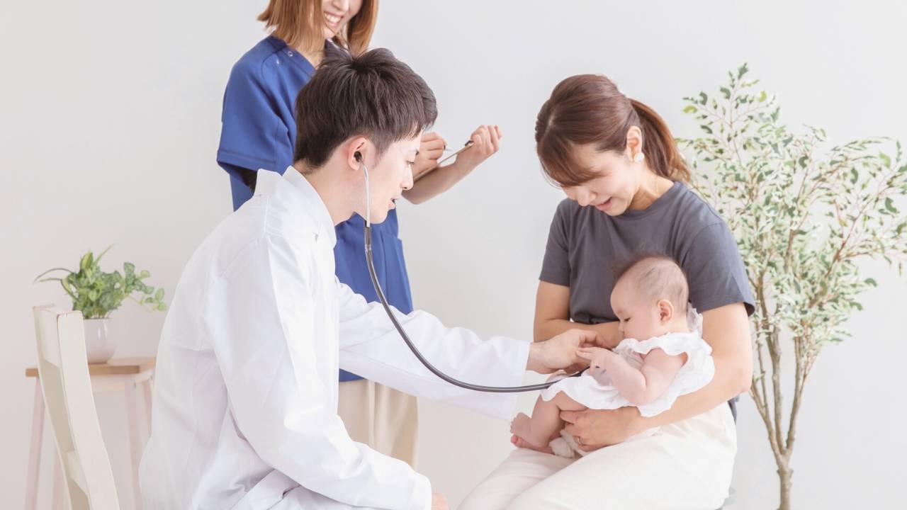 基本的には、かかりつけの小児科、または皮膚科のどちらでも大丈夫です。