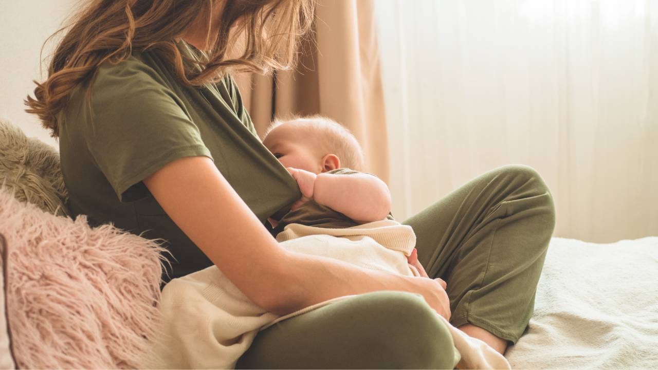 現在のところ、妊娠中や授乳中のママが特定の食物を避けても、子どものアトピー性皮膚炎の発症を予防できるという説に科学的な根拠はありません。