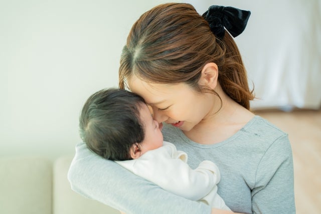 新生児の胃はまだ小さく、こまめに飲むのが自然です。特に母乳は消化が早いので、頻回授乳になりやすく、日によってリズムが変わるのも珍しくありません。